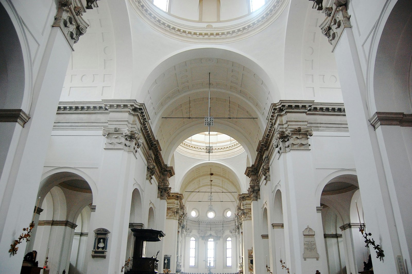 Capela do Vento — interior with light through the east wall